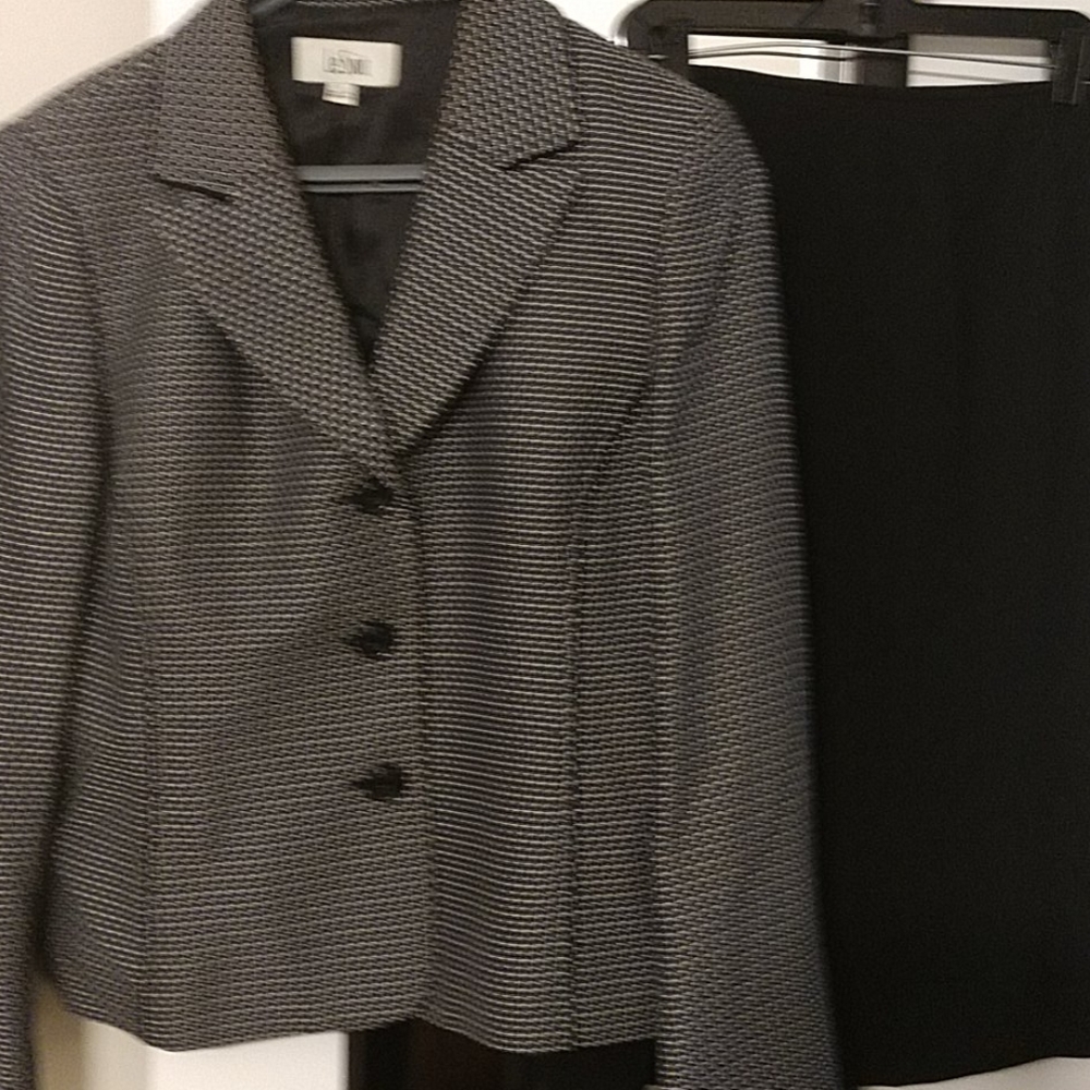 Women's Le Suit set